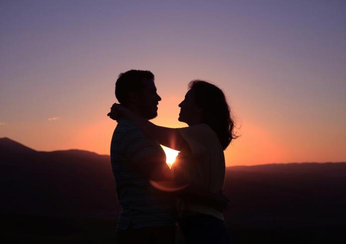 12 απλοί τρόποι για να κάνεις τον σύντροφό σου να σε ερωτευτεί τρελά