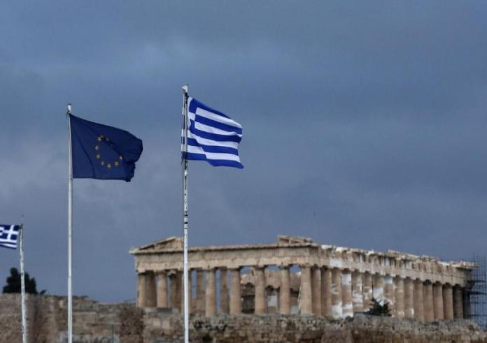 Η Ελλάδα αναπτύσσεται, οι Έλληνες φτωχαίνουν: Οι FT λύνουν τον γρίφο