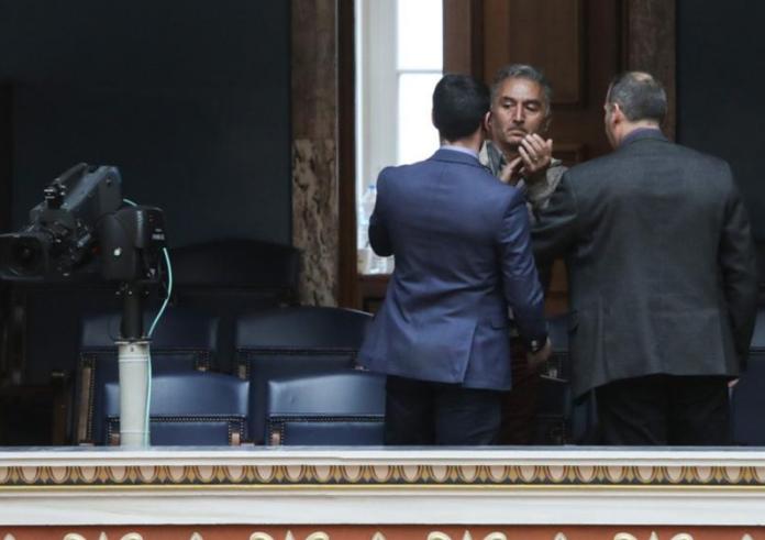 Ένταση στη Βουλή: Bullying σε συγγενή θύματος στα Τέμπη επειδή χειροκρότησε ειρωνικά τον Μαρκόπουλο – Παρενέβη η φρουρά