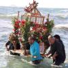 Νάξος: Πλήθος πιστών στην ξεχωριστή περιφορά του Επιταφίου μέσα στη θάλασσα - Δείτε το βίντεο