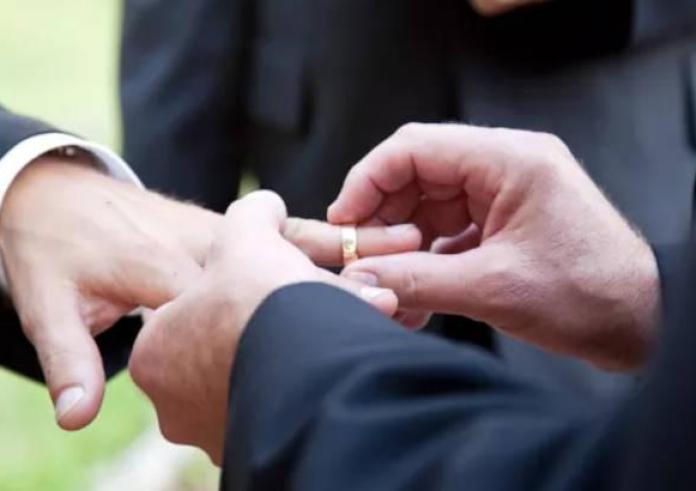 Γάμος ομόφυλων ζευγαριών: Από το «δόξα τω Θεώ» στο «βοήθα Παναγιά»