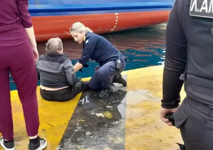 Γυναίκα έπεσε στη θάλασσα πριν την αναχώρηση του Blue Star Naxos από το λιμάνι του Πειραιά