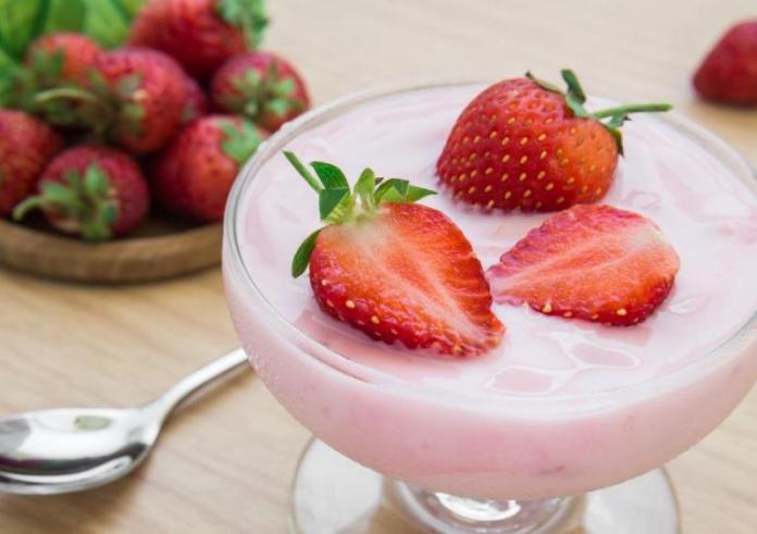 Συνταγή για υγιεινό γλυκό με 3 υλικά - Πλούσια γεύση με κομματάκια φράουλας