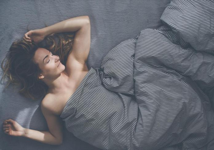Γιατί πρέπει να κοιμάστε γυμνοί ακόμα και τον χειμώνα – 4 τρόποι για να το καταφέρετε