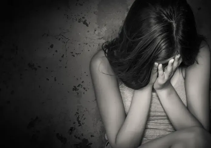 Σοκ στις Σέρρες: 14χρονη κατήγγειλε με την μητέρα της ότι την βίασε ο πατριός της