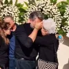 Γιάννης Καλλιάνος: Συντετριμμένος στην κηδεία του πατέρα του