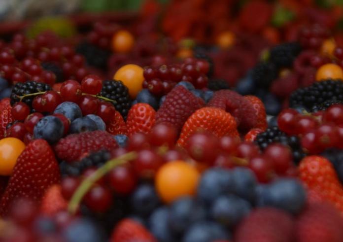 Χοληστερόλη: Το αρωματικό κόκκινο φρούτο που διαλύει τα λίπη στις αρτηρίες μέσα σε 1 ώρα