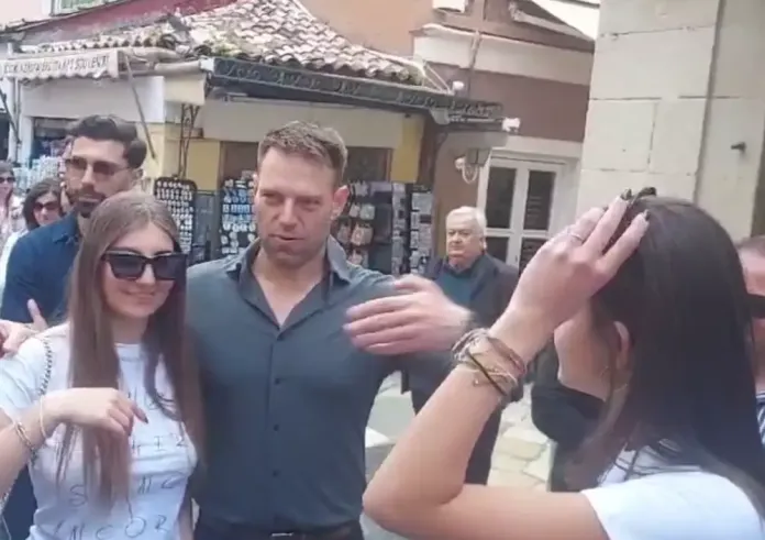 Ο Στέφανος Κασσελάκης στην παλιά πόλη της Κέρκυρας – Έβγαλε selfies με Ιταλούς μαθητές