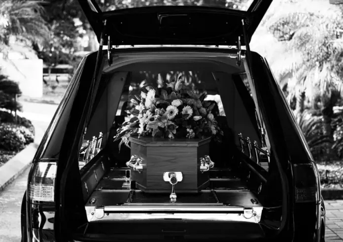 Γυναίκα συνειδητοποιεί στην κηδεία του γιου της ότι είναι ακόμα ζωντανός