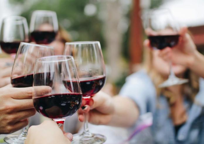 Ποιος είναι ο σωστός τρόπος για να καθαρίσετε τα ποτήρια κρασιού σας, σύμφωνα με επαγγελματίες