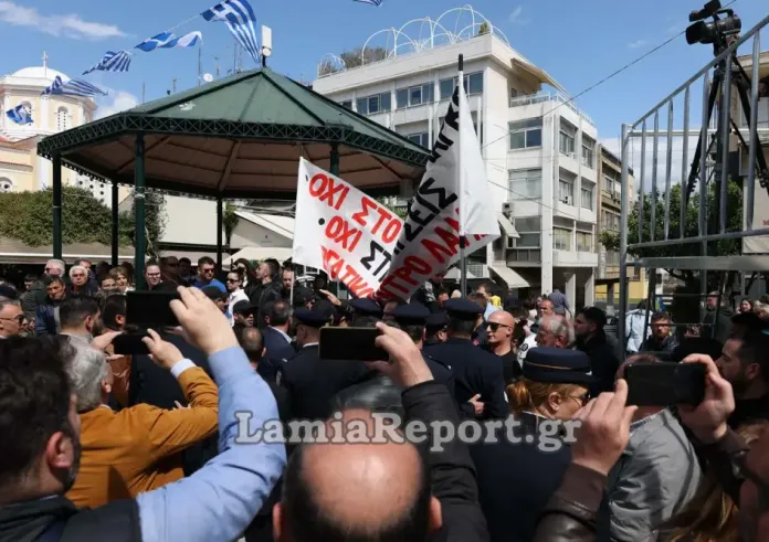 25η Μαρτίου: Ένταση με εργαζόμενους της ΛΑΡΚΟ μετά την παρέλαση στη Λαμία
