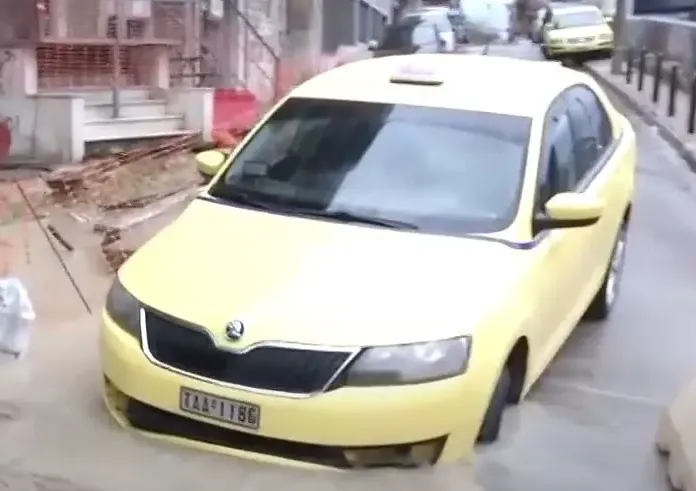 Κακοκαιρία: Υποχώρησε οδόστρωμα στη Λεωφόρο Αλεξάνδρας και «κατάπιε» ταξί