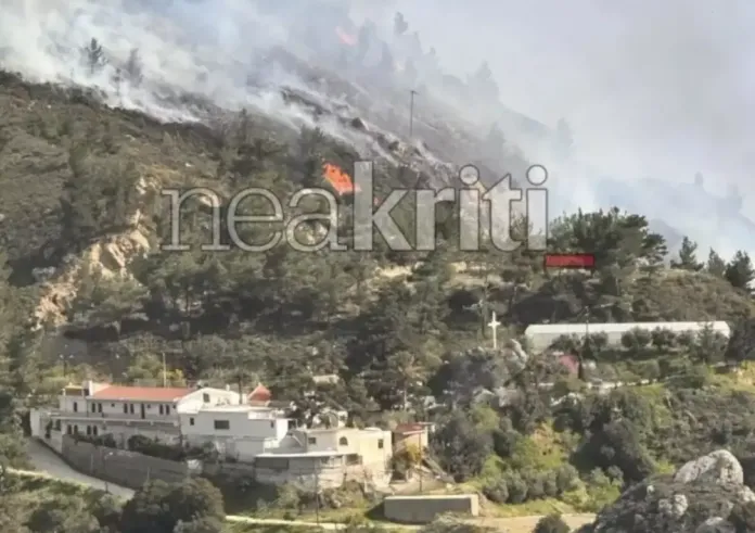 Λασίθι: Φωτιά στις Μάλλες - Καίει κοντά σε Μονή
