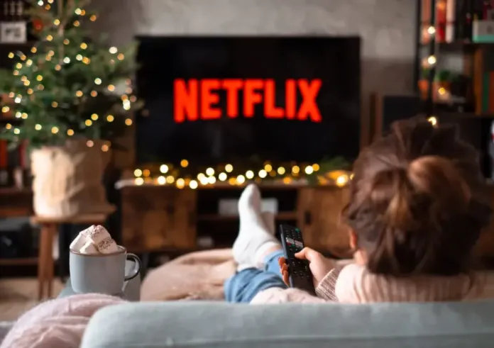 Netflix: 5 ταινίες και σειρές που θα σας βάλουν σε χριστουγεννιάτικο mood