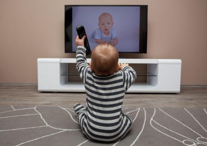 Τα παιδιά πρέπει να αποφεύγουν την τηλεόραση και τα βίντεο μέχρι αυτή την ηλικία – Από τι κινδυνεύουν