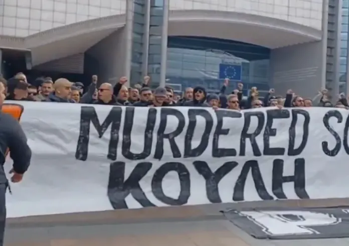 Οπαδοί του ΠΑΟΚ έξω από το ευρωκοινοβούλιο με πανό για τα Τέμπη - 57 ψυχές ζητούν δικαίωση