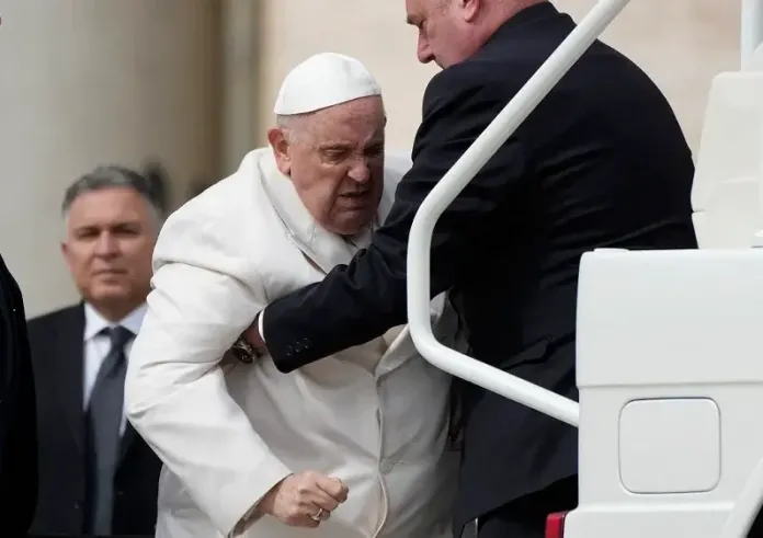 Πάπας Φραγκίσκος: Είναι υποκρισία να αντιδρούν όταν ευλογώ έναν ομοφυλόφιλο