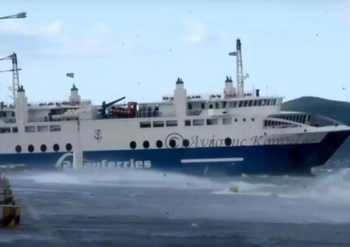Αίγινα: Στιγμές πανικού στο πλοίο της γραμμής – Τιτάνια προσπάθεια να δέσει στο λιμάνι, τα κύματα έσπασαν τζάμια