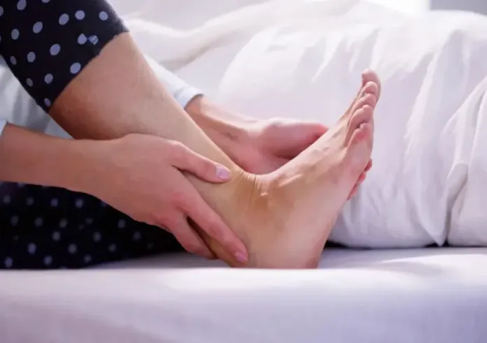 Πού οφείλεται ο πόνος στα πόδια όταν ξυπνάτε το πρωί
