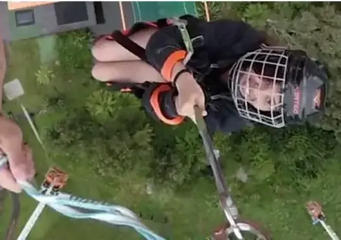 Βίντεο: Πέφτει από πλατφόρμα bungee jumping χωρίς σχοινί σε τρομακτικό νέο extreme sport στη Νέα Ζηλανδία