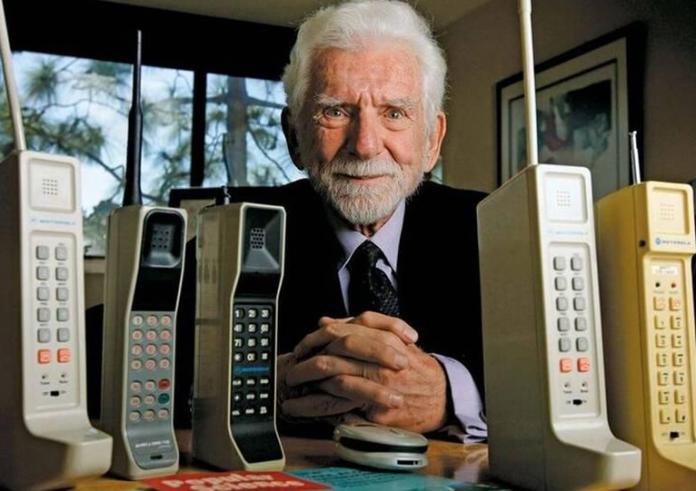 Το πρώτο κινητό τηλέφωνο βγήκε πριν από 51 χρόνια και έμοιαζε με τούβλο