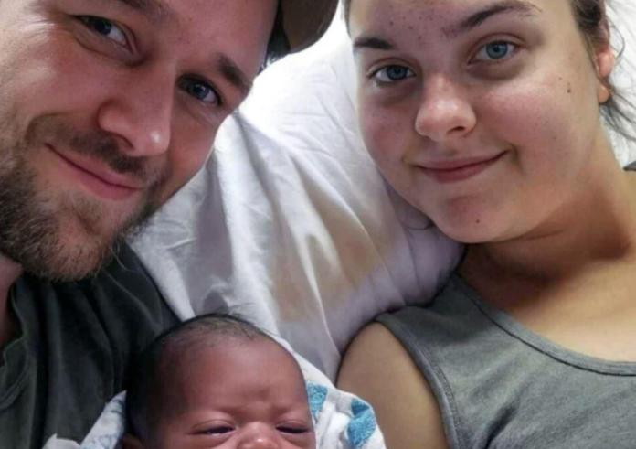 Η μαμά και ο μπαμπάς είναι λευκοί και το μωρό μαύρο – Μια είδηση που έγινε viral για τους λάθος λόγους