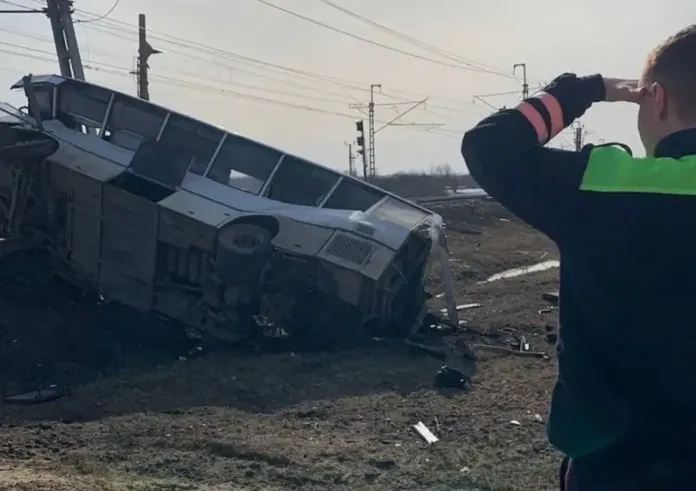 Τραγωδία στη Ρωσία: Σύγκρουση επιβατικής αμαξοστοιχίας με λεωφορείο – 8 νεκροί