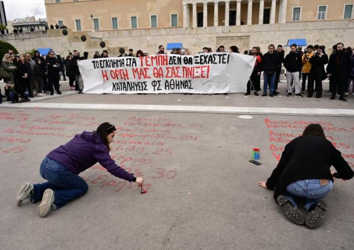 Τέμπη: Έσπευσαν να σβήσουν τα ονόματα των θυμάτων από τον Άγνωστο Στρατιώτη – Η απάντηση του Δήμου Αθηναίων