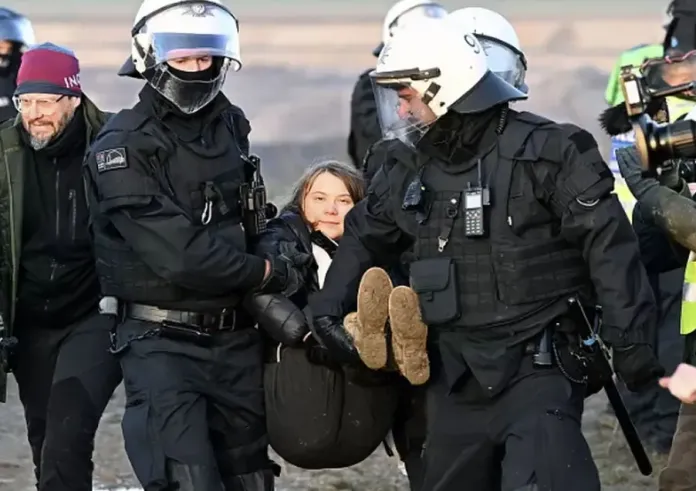 Η αστυνομία πήρε σηκωτή τη Γκρέτα Τούνμπεργκ από διαδήλωση στη Χάγη
