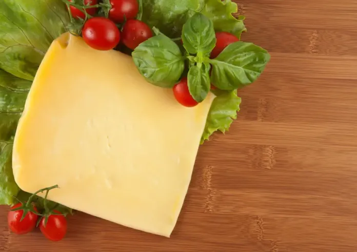 Πώς να αποθηκεύετε το τυρί για να μην μουχλιάσει – Γιατί δεν πρέπει να το τυλίγετε με μεμβράνη