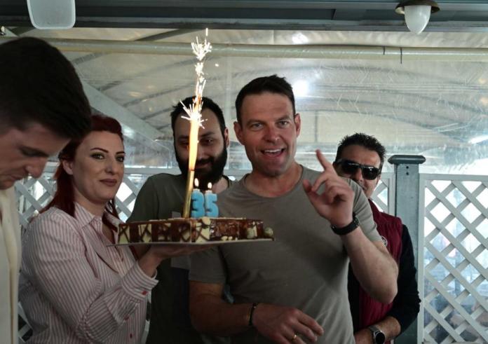 Στέφανος Κασσελάκης: Η τούρτα έκπληξη για τα γενέθλιά του είχε κεράκια με λάθος νούμερο – Συν ένα παιδιά