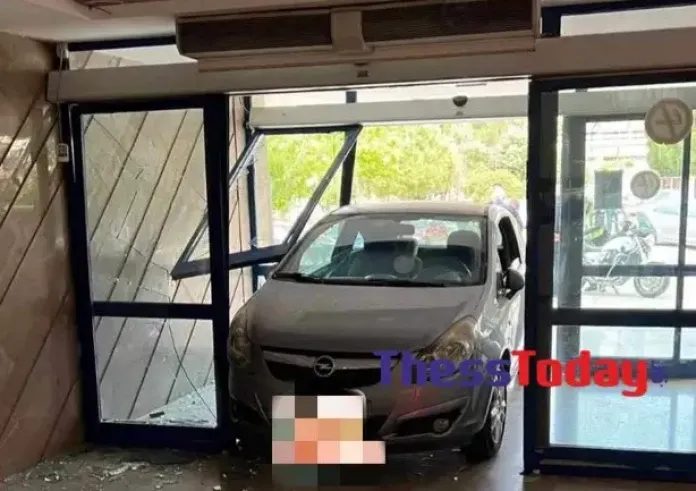 Θεσσαλονίκη: Γυναίκα πάτησε γκάζι και το αυτοκίνητο καρφώθηκε στην είσοδο του Ιπποκράτειου νοσοκομείου