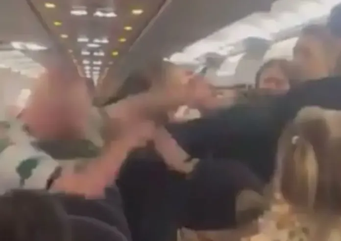 Βίντεο: Επιβάτης από την… κόλαση – Έδειρε αεροσυνοδούς και αστυνομικούς σε πτήση