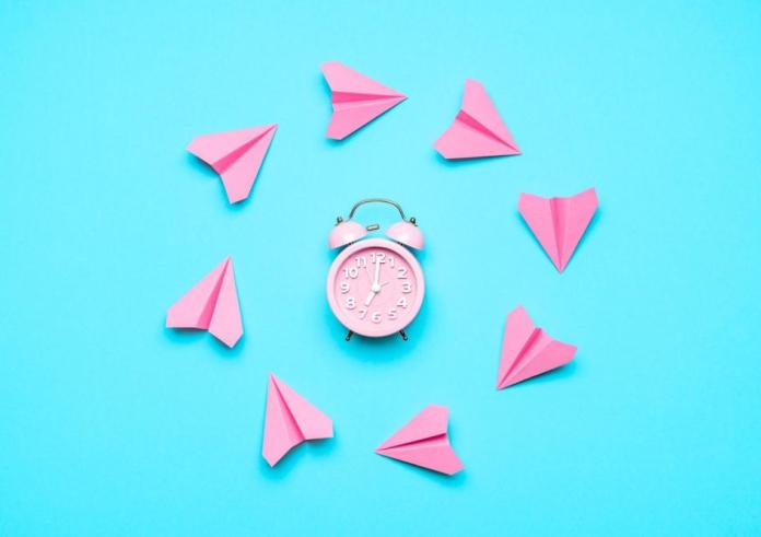 Αλλαγή ώρας: Τι επιπτώσεις έχει στην υγεία – 6 βήματα για να ρυθμίσετε το βιολογικό σας ρολόι