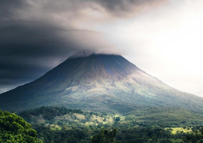 Τραγικό τέλος για τουρίστρια σε ηφαίστειο – Πόζαρε στον φακό του συζύγου και έπεσε στον κρατήρα