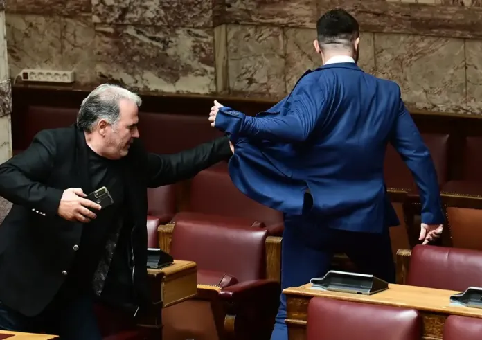 Βουλή: O πρώην βουλευτής των Σπαρτιατών, Φλώρος, γρονθοκόπησε βουλευτή της Ελληνικής Λύσης