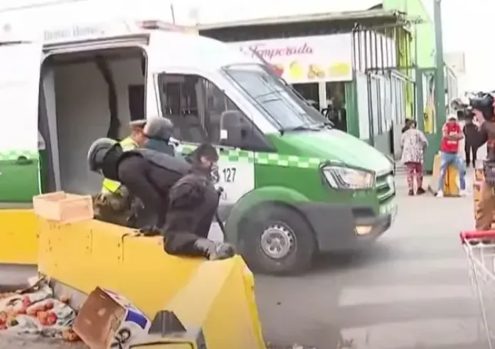 Βίντεο: Κρατούμενη άρπαξε το όπλο αστυνομικού και άρχισε να πυροβολεί σε ζωντανή μετάδοση
