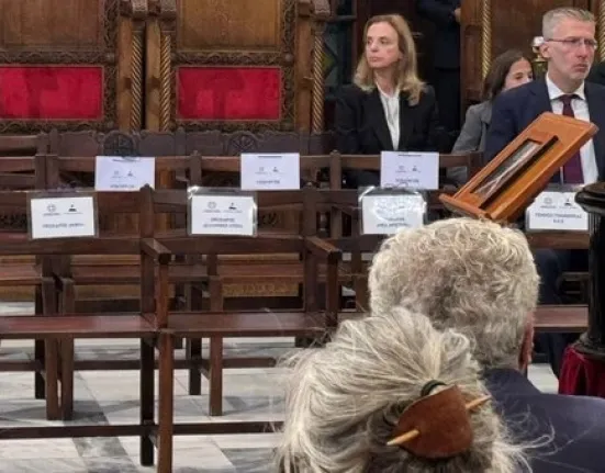 Διονύσης Σαββόπουλος: Απόντες οι αρχηγοί της αντιπολίτευσης από την κηδεία