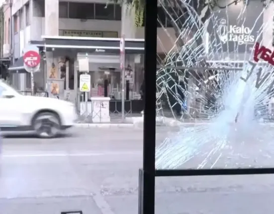 Άνδρας σε κατάσταση αμόκ έκανε τα Λαδάδικα λαμπόγυαλο