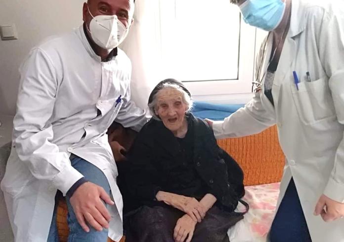 Σέρρες: Γιαγιά 107 ετών εμβολιάστηκε γιατί της έλειψαν οι γειτόνισσές της