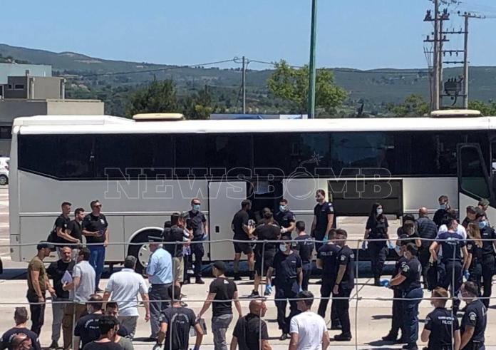Τελικός Κυπέλλου 2022: Η κάθοδος των οπαδών του ΠΑΟΚ στην Αθήνα - Εξονυχιστικοί έλεγχοι της ΕΛΑΣ