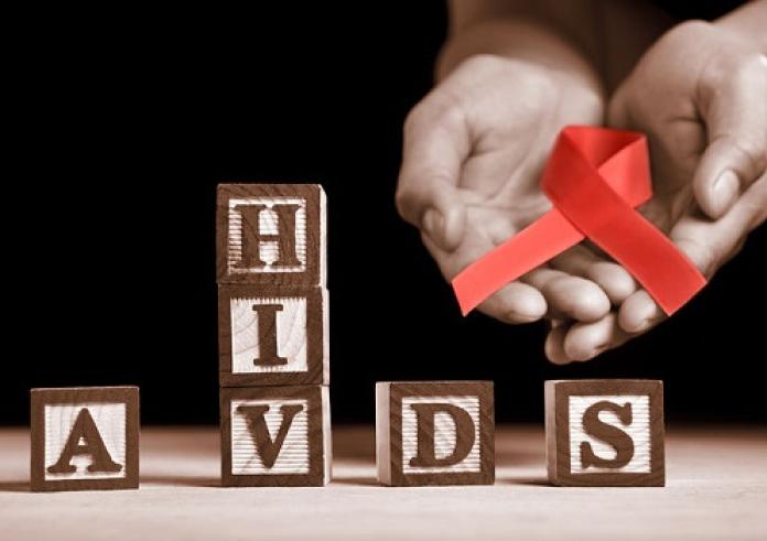 Παγκόσμια Ημέρα κατά του AIDS: Σχεδόν 1 στους 3 πιστεύει μεταδίδεται μέσω αγκαλιάς