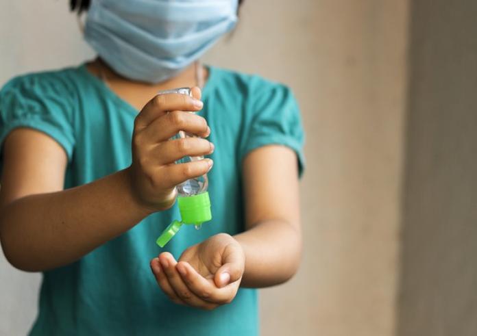 Εκτίναξη του ιικού φορτιού στα λύματα – Πώς θα ανοίξουν τα σχολεία