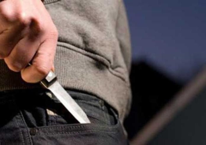 Τρόμος στην Εύβοια: Βγήκε στον δρόμο με μαχαίρι και απειλούσε να μαχαιρώσει περαστικούς