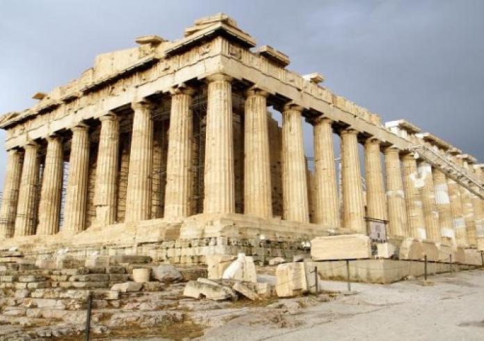 «Έξι πράγματα που δεν πρέπει να πεις σε έναν Έλληνα» – Οι συμβουλές προς τους τουρίστες