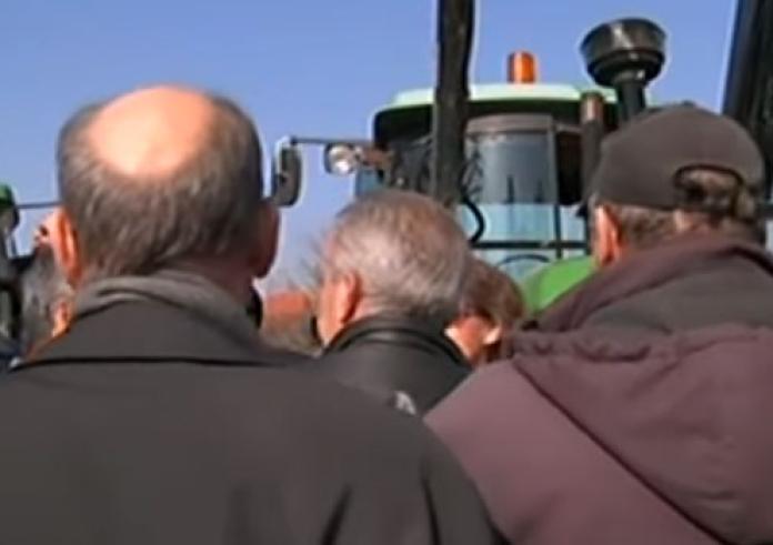 Αναβρασμός στα μπλόκα των αγροτών: Ώρα αποφάσεων για όργωμα με τρακτέρ στην Αθήνα