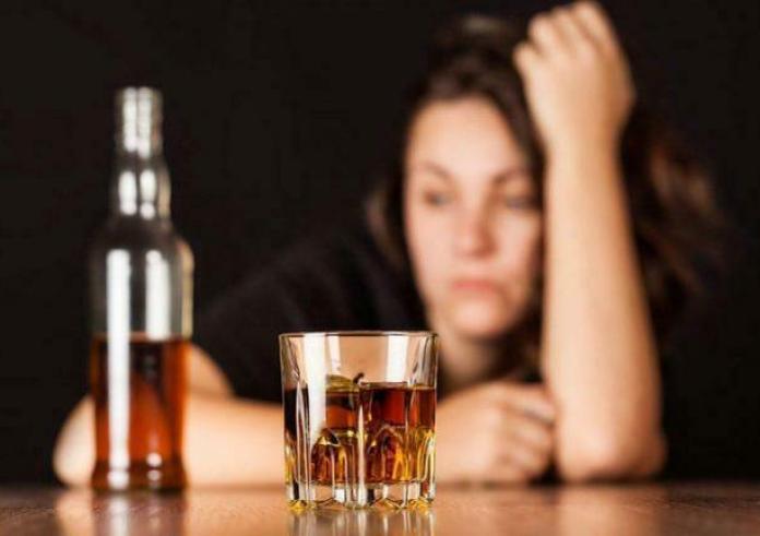 Τι μας κάνει μεγαλύτερο κακό από το αλκοόλ και το κάπνισμα