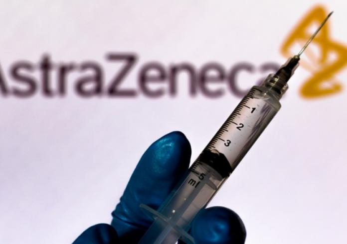 AstraZeneca: Παραδέχεται ότι το εμβόλιο κατά του κορονοϊού μπορεί να προκαλέσει σπάνιες θρομβώσεις