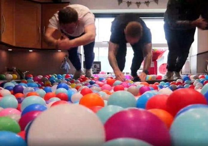 Μπαμπάς γέμισε το σπίτι με 250.000 μπαλάκια για να παίξουν τα παιδιά του