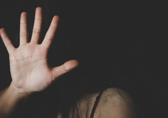 Ενδοοικογενειακή βία: Την κλώτσησε στην κοιλιά και απέβαλε – Ο αστυνομικός μου είπε κάτι θα του έκανες για να αντιδράσει έτσι
